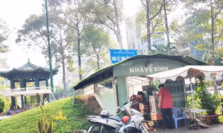 Nhà vệ sinh công cộng tại Công viên Hòa Bình, quận 5 biến thành quầy tạp hóaảnh: Vân Sơn 