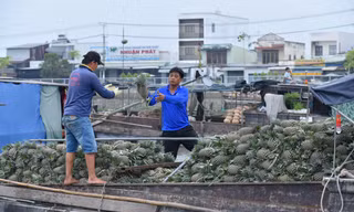 Người dân mua bán hàng hóa tại chợ nổi Cái Răng Ảnh: Hòa Hội 