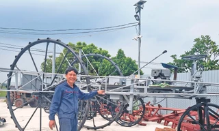 Anh Hát bên máy phun thuốc siêu tốc