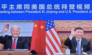 Tổng thống Mỹ Joe Biden (trái) và Chủ tịch Trung Quốc Tập Cận Bình trong cuộc hội đàm trực tuyến vào tháng 11. Ảnh: Xinhua 