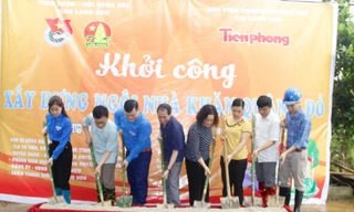 Khởi công xây dựng nhà “Khăn quàng đỏ” cho gia đình em Thảo Ảnh: Duy Chiến
