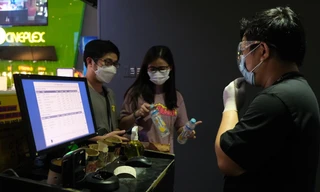 Lác đác khách mua vé tại rạp phim BHD. Ảnh: Chang Chang