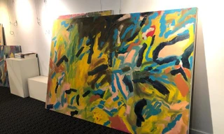 Tác phẩm của họa sĩ Bùi Quang Viễn được hạ xuống tại phòng tranh, chiều 16/8 Ảnh: Mai Nhật 