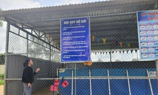 Bể bơi tại Trường Tiểu học Chu Văn An khóa trái cửa 