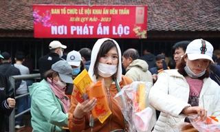 Người dân xin ấn đền Trần Ảnh: TRỌNG TÀI