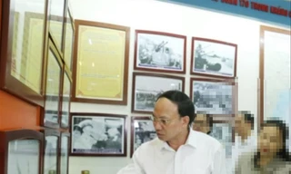 Ông Nguyễn Xuân Ký (ngoài cùng bên trái) khi còn đương chức tại Quảng Ninh Ảnh: HOÀNG DƯƠNG 