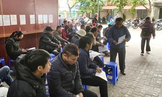 Người dân tập trung tại bộ phận một cửa của Sở GTVT Hà Nội để làm thủ tục cấp, đổi GPLXẢnh: VIỆT KHÔI