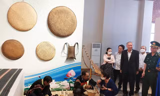 Nghệ nhân Y Thứ chia sẻ nghề đan lát truyền thống 