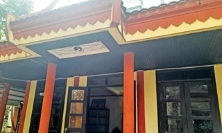 Nhà thờ và nhà lưu niệm trống trơn