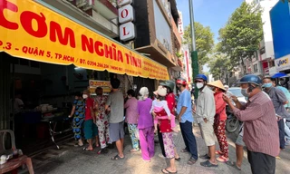 Người lao động xếp hàng mua cơm trợ giá 10.000 đồng và nhận cơm miễn phí từ “Trạm cơm nghĩa tình” 