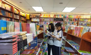 Thêm các đầu SGK sẽ tăng thêm gánh nặng chi phí đối với phụ huynh Ảnh: Diệp An 