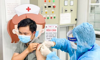 Tiêm vắc-xin phòng ngừa COVID-19 miễn phí cho người dân. Ả: Ngọc Lâm