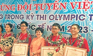 Thầy Lê Mạnh Cường (ngoài cùng bên phải) – người dẫn dắt đoàn học sinh dự thi Olympic Thiên văn và Vật lý thiên văn Quốc tế 