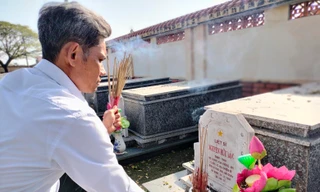 Anh Trần Văn Hùng và đồng nghiệp thắp hương, chăm sóc những ngôi mộ gió liệt sĩ Gạc Ma ở nghĩa trang liệt sĩ TP Đà Nẵng Ảnh: Nguyễn Thành 