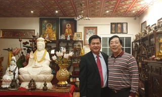 Hoàng Duy Hùng tại nhà riêng nguyên Thứ trưởng Bộ Ngoại giao Nguyễn Thanh Sơn và hai người kết nghĩa anh em