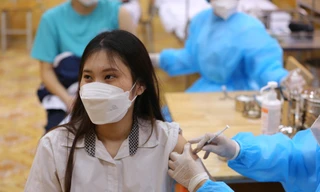 Tiêm vắc xin phòng COVID-19 cho học sinh Trường THPT Quang Trung, Hà Nội. Ảnh: Trọng Tài 