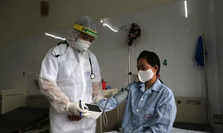 Khám cho bệnh nhân mắc COVID-19 Ảnh: Hoàng Mạnh Thắng 