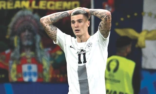 Ánh mắt bàng hoàng của cầu thủ Slovenia sau khi đá hỏng luân lưu ở trận gặp Bồ Đào Nha Ảnh: Getty Images 