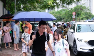 Phụ huynh đưa đón con trong kỳ thi vào lớp 6 trường THPT Hà Nội Amsterdam ảnh: Hoàng Mạnh Thắng 