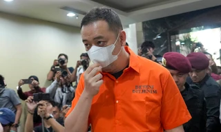 Lâm Cường bị đưa ra trước cuộc họp báo ở Indonesia