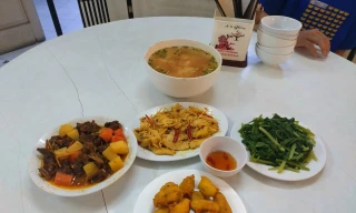 Bữa ăn với những món lèo tèo dành cho 8 vận động viên ảnh: P.V