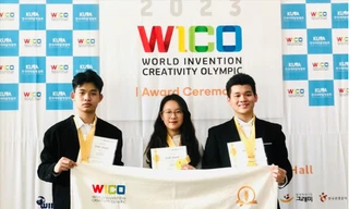 Vi Dương Phong (ngoài cùng bên trái) tại cuộc thi Olympic Phát minh và Sáng chế khoa học quốc tế 2023 Ảnh: NVCC 