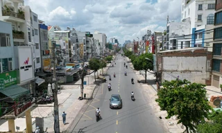 Trục đường Cách Mạng Tháng Tám (TPHCM) - nơi triển khai dự án di dời hạ tầng kỹ thuật chuẩn bị mặt bằng cho dự án metro số 2 Ảnh: H.H 