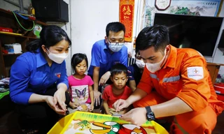 Các tình nguyện viên đang hướng dẫn các em thiếu nhi trong buổi sinh hoạt ngoại khóa