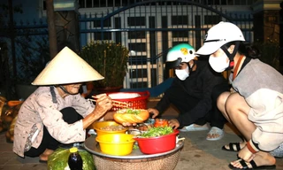 trời chưa sáng, gánh bánh mì của cụ Nguyễn Thị Ngang đã có khách chờ 