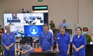 Bị cáo Chu Thị Ngọc Ngà (ngoài cùng bên phải) tại toà 