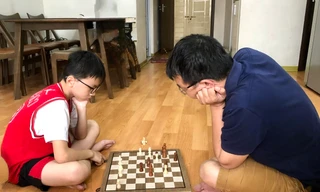 Bố mẹ cần dành thời gian chơi với con để không bị cuốn vào thiết bị điện tử ẢNH: LƯU TRINH 