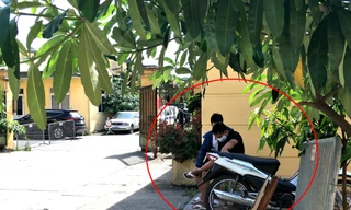 Nhóm “cò mồi” luôn có mặt ở cổng số 5 Ngọc Hồi (Hoàng Mai, Hà Nội) để chặn ô tô lại, gạ chủ xe làm dịch vụ có thu phí 