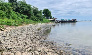 Bờ kè do Cty Nam Hào Kiệt thi công thuộc gói thầu số 11 (dự án sạt lở khẩn cấp bờ sông Hậu đoạn qua xã Vĩnh Thạnh Trung và Bình Mỹ, huyện Châu Phú, tỉnh An Giang)