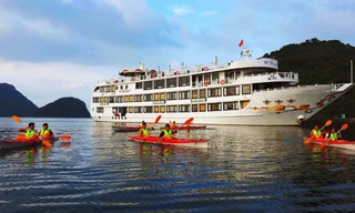 Loại hình du lịch nghỉ đêm trên vịnh Hạ Long sẽ an toàn với hành trình khép kín. Ảnh: Hoàng Dương 