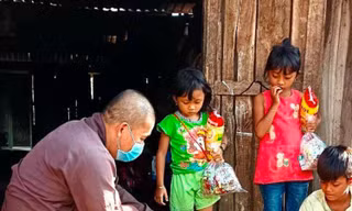Thầy Thích Minh Phương tặng quà cho trẻ em nghèo xã vùng sâu 