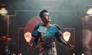 Khi ca sĩ hoá hoàng hậu, tướng quân… 