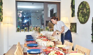 Linh chuẩn bị đồ nhắm và chia sẻ kiến thức rượu vang tại nhà