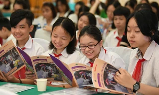 Các thầy cô và các em học sinh háo hức tham gia các trò chơi tìm hiểu về bảo vệ môi trường tại Hội nghị Ảnh: Như Ý