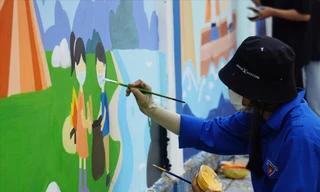 Qua bàn tay của các sinh viên kiến trúc, những mảng tường cũ kĩ dọc con đường Lạc Long Quân được khoác những tấm áo mới đẹp đẽ Ảnh: Giang Thanh 