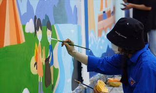 Qua bàn tay của các sinh viên kiến trúc, những mảng tường cũ kĩ dọc con đường Lạc Long Quân được khoác những tấm áo mới đẹp đẽ Ảnh: Giang Thanh 