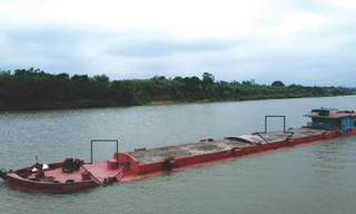 Tàu chở cát BKS NĐ-3521 lưu thông trên sông Đuống qua Hà Nội sáng 8/5 chìm cả mớn đăng kiểm và nước sông ngập sàn boong (mũi tên)