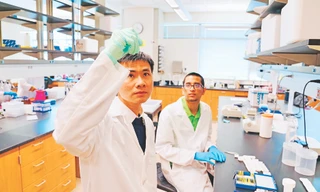 GS Hùng và cộng sự tại phòng thí nghiệm mang tên anh ở Mỹ 