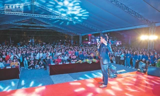 Tác giả, nhà báo Nguyễn Tuấn Anh nói chuyện với sinh viên tại trường Đại học Thương mại