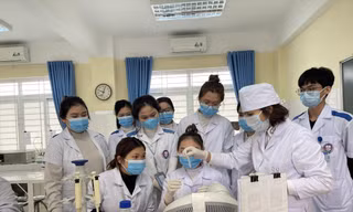 Sinh viên ngành Y thực hành tại phòng xét nghiệm 