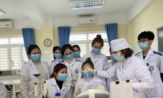 Sinh viên ngành Y thực hành tại phòng xét nghiệm 