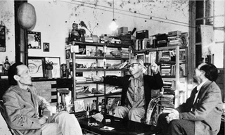 Bùi Xuân Phái (trái) và Nguyễn Tuân (giữa)