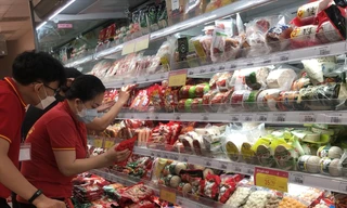 Nhân viên liên tục tiếp hàng Tết lên quầy kệ