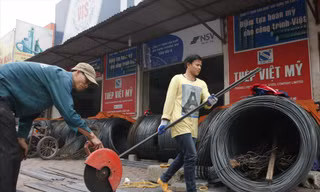 Các đại lý bán thép trên đường Vũ Phạm Hàm (Cầu Giấy, Hà Nội) tăng giá bán thép từng ngày Ảnh: Như Ý 