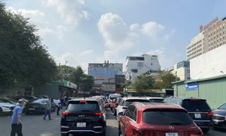 Các phương tiện xếp hàng chờ đăng kiểm ở Trung tâm đăng kiểm 50-05V chi nhánh quận Tân Bình (TPHCM) Ảnh: H.H