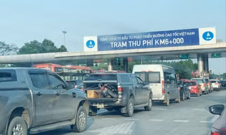 Xe xếp hàng dài trả phí tiền mặt qua trạm thu phí Nội Bài – Lào Cai dịp 30/4-1/5.